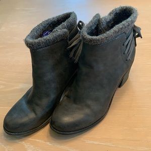 Women’s Roxy Surf Co wool lined booties Size 8